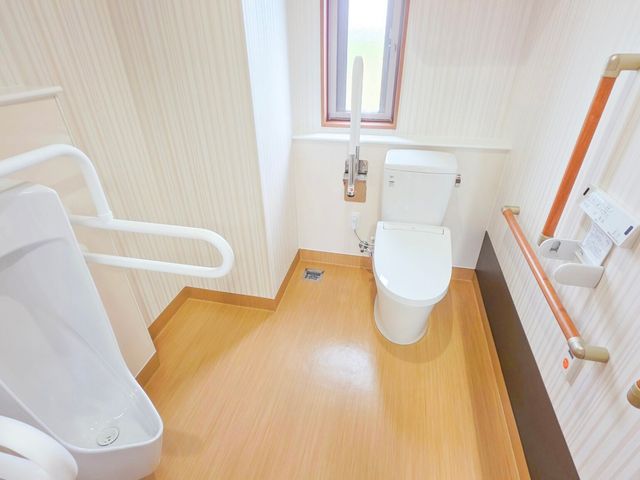 快適な空間のトイレ トイレ 窓からの自然光が差し込む明るいトイレで、手すりがあり安心して利用できます。