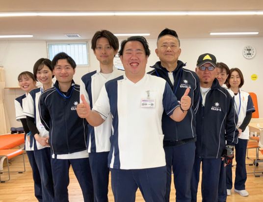 笑顔のスタッフたち集合写真