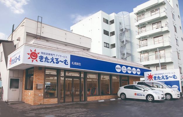 駐車場のある建物外観