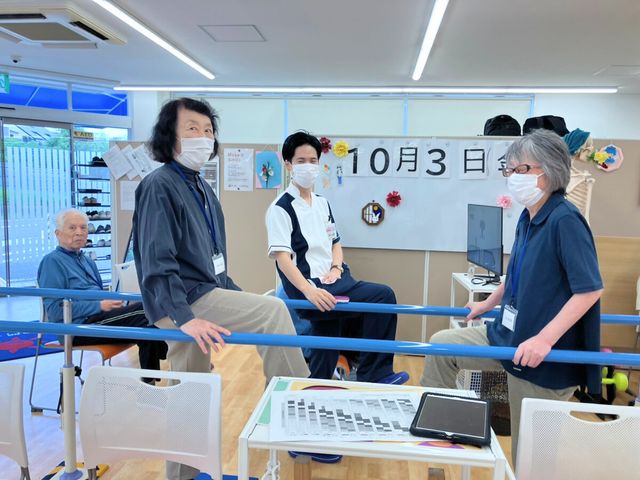 スタッフ活動の様子 機能訓練室 リハビリテーション用の設備が整った空間です。スタッフが利用者をサポートしています。