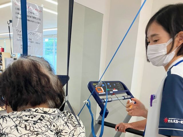 機能訓練室の様子 機能訓練室 スタッフが優しくサポートする環境です。利用者が安心してリハビリに取り組める場となっています。