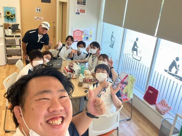 スタッフイメージ スタッフイメージ 笑顔あふれるスタッフが、明るい雰囲気の中で活躍しています。やりがいを感じられる環境です。