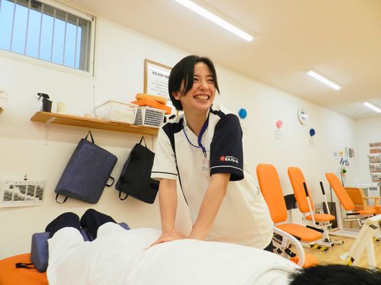 笑顔のスタッフが活躍中の訓練室