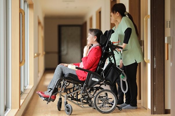自然光が差し込む廊下