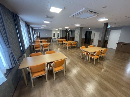 明るい大型の食堂