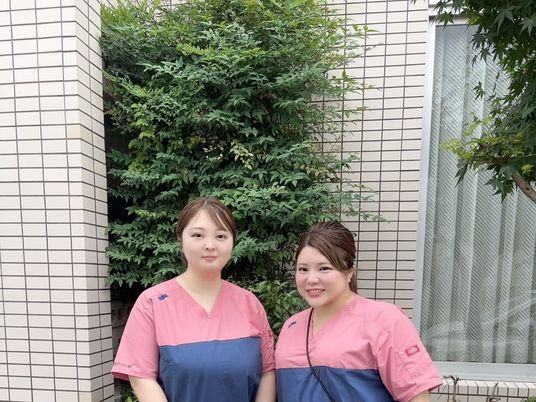 スタッフ2人の集合写真  