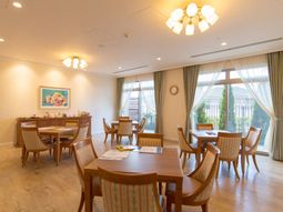 日差しが降り注ぐダイニングルーム