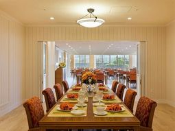 洗練された広々としたダイニングルーム