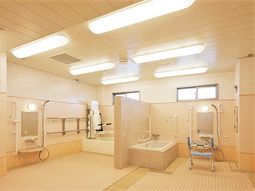 機能的で清潔な浴室