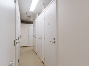 白い壁の廊下