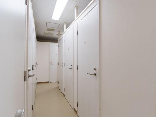 白い壁の廊下