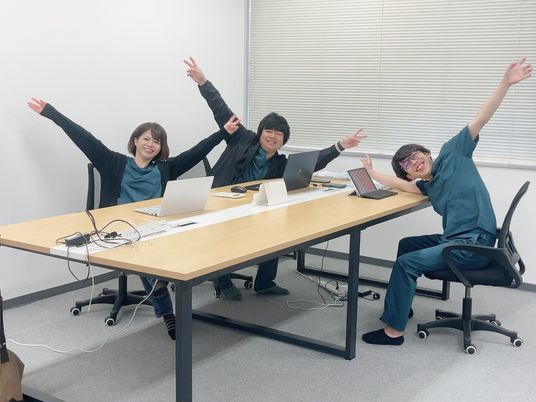 笑顔のスタッフ会議室  