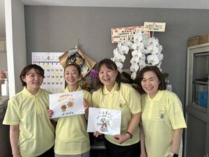 笑顔のスタッフが並ぶフロント  
