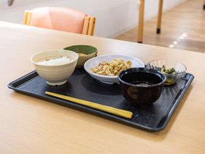 食事トレーが置かれた食堂  