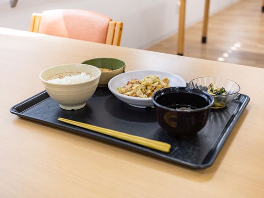 食事トレーが置かれた食堂  