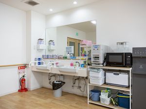 清潔な洗面台と家電の並ぶ部屋