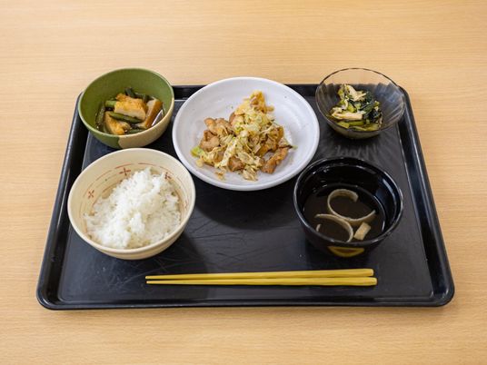 食事トレーの料理  