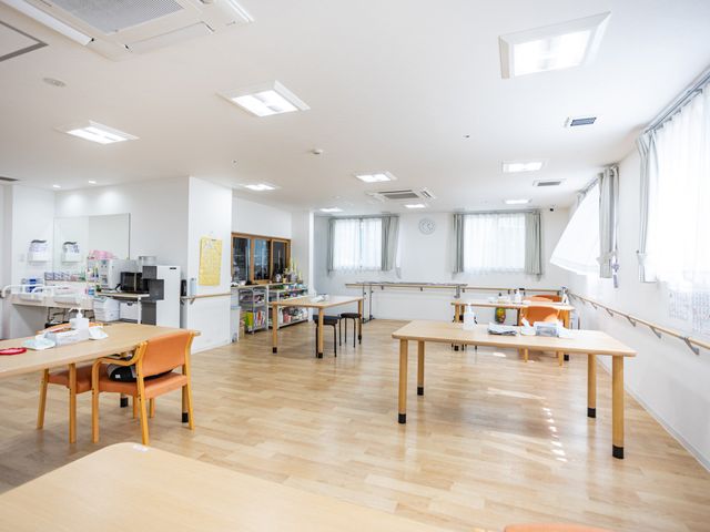 明るい食堂 食堂   木目調の床と大きな窓で、明るく開放感のある食堂です。複数のテーブルがあり、ゆったり過ごしやすい空間です。