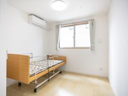 明るい居室のベッド  