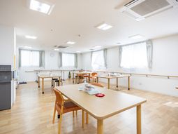 明るい食堂の室内  