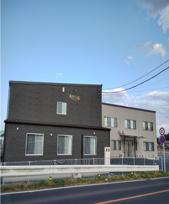 開放的な建物の外観