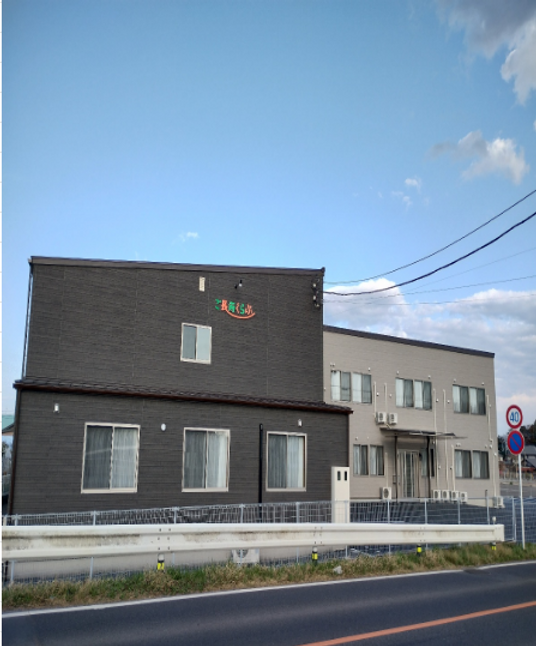 開放的な建物の外観