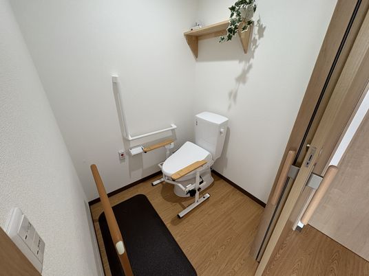 手すり付きのトイレ