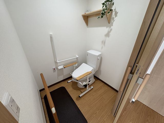 手すり付きのトイレ