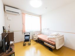 明るい個室の居室