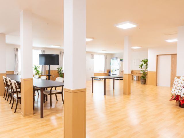 広々とした明るい部屋 ラウンジ 自然光が差し込む広々とした空間で、多目的に利用できます。リラックスしながらの時間を提供します。