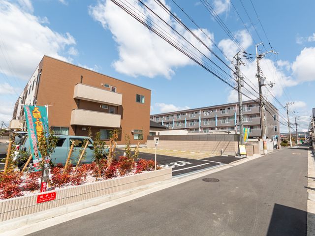 建物外観 外観 広々とした周辺環境が魅力の一つです。施設周りには駐車スペースが完備されています。