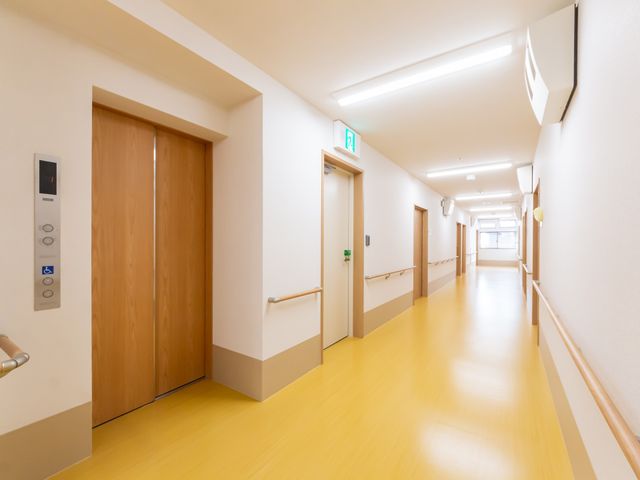 明るい廊下です 廊下 手すりが設置された廊下は、安全に歩行をサポートします。奥まで自然光が届きます。