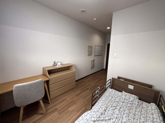 整った机とベッドの居室