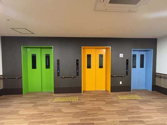 カラフルなエレベーター