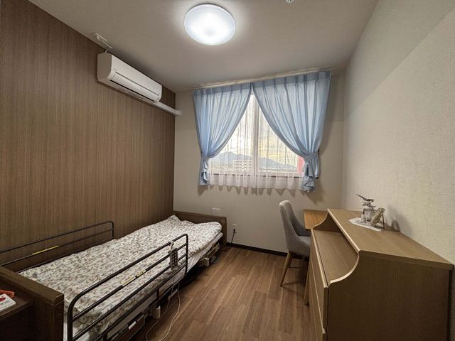 ベッドと窓がある居室 居室 自然光が入る居室では、快適な空間で休息をとれます。メインテーブルもあり、作業にも適しています。