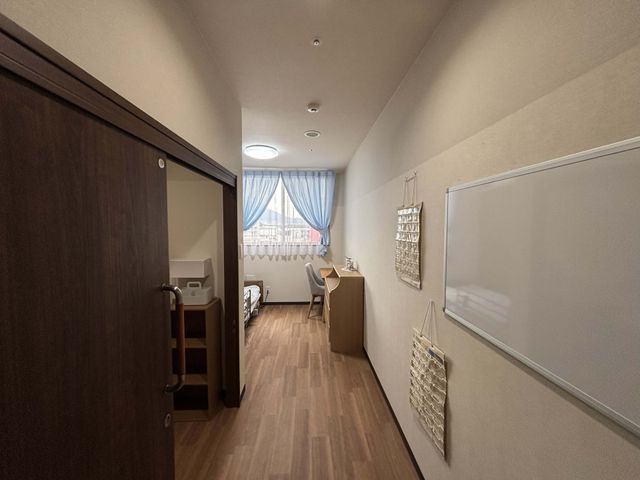 広々とした居室 居室 自然光が差し込む明るい部屋は、快適な環境を提供します。シンプルで機能的な空間です。