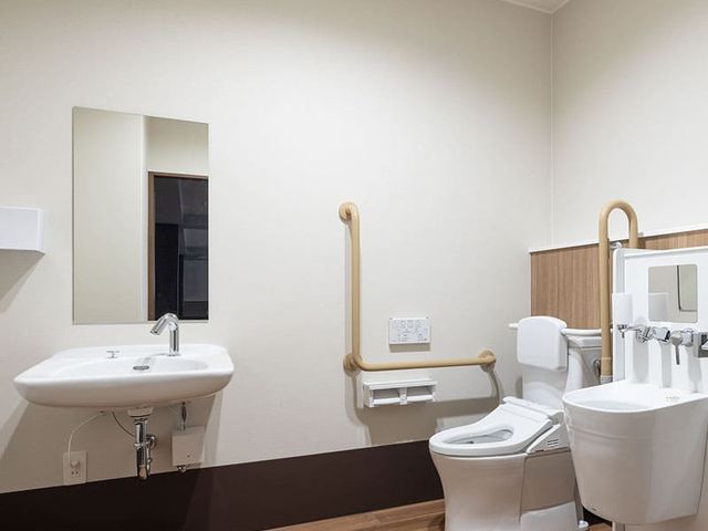 清潔な空間のトイレ トイレ 清潔感あふれるトイレには、安全に配慮した手すりが設置されています。利用者に優しい設計です。