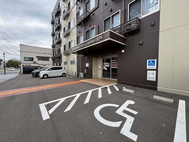 広い駐車スペース 外観   広い駐車スペースがあり、アクセスしやすい環境です。車椅子マークでバリアフリー対応が明示されています。