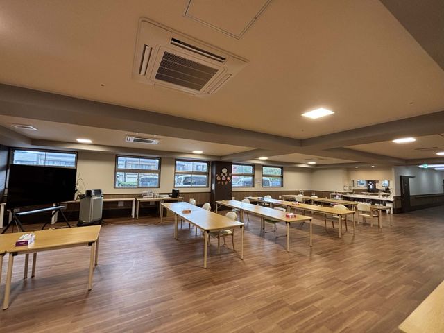 広々としたラウンジ ラウンジ 広いスペースでゆったりでき、自然光が差し込む明るいラウンジです。多様な活動に最適です。