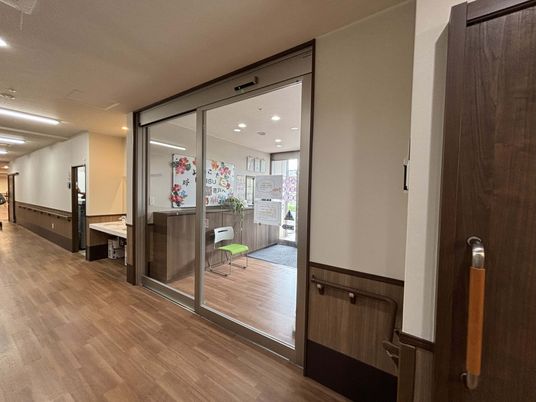 広い廊下とエントランス