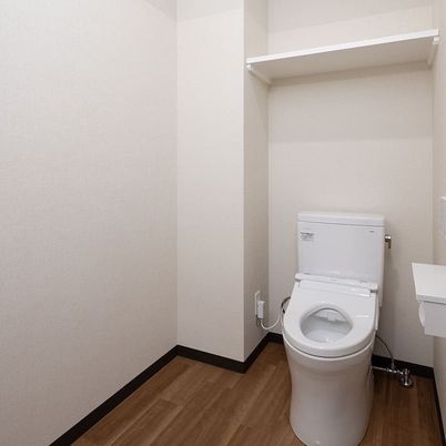 シンプルな設備のトイレ