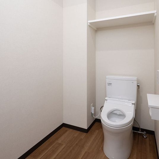 シンプルな設備のトイレ