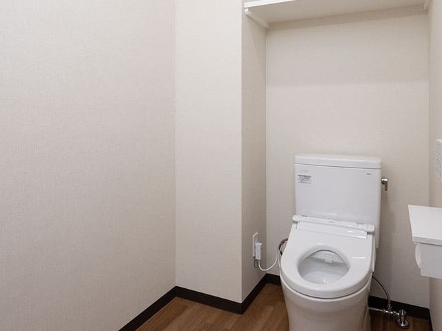 シンプルな設備のトイレ トイレ 清潔感のあるシンプルな空間で、利用者が安心して使える設計です。