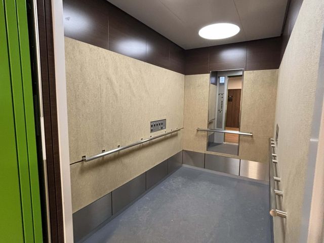 安全に配慮したエレベーター エレベーター ゆとりある空間で、安全に乗り降りしやすい設計です。手すりが設置されており安心です。