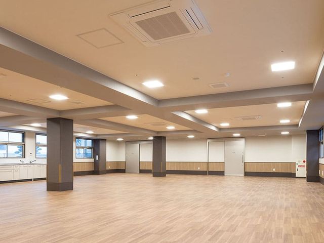 広い空間の室内 多目的室 広々とした多目的室では、イベントやアクティビティを快適に行えます。明るく開放的です。