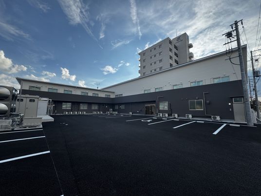 広々とした建物の外観