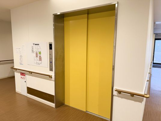 安全で広いエレベーター