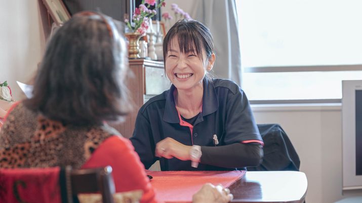 会話を楽しむ様子の居室