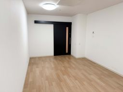 明るい床材の居室