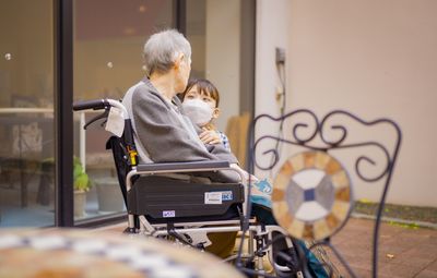 対話中の老人と子供